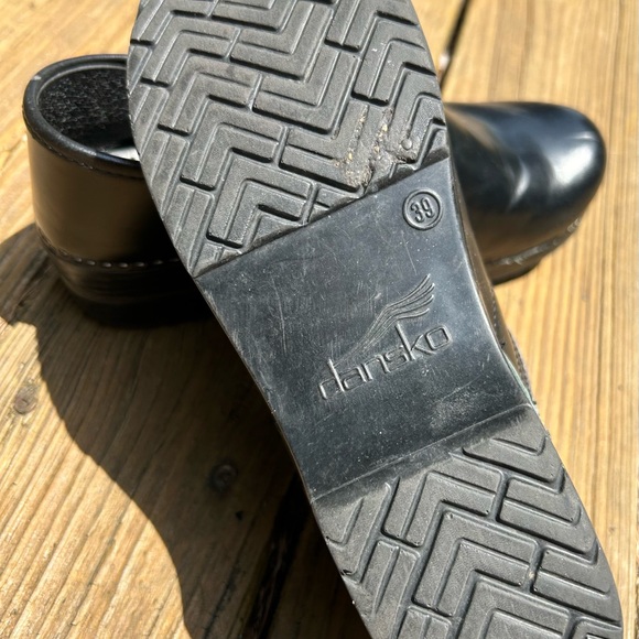 Dansko Clogs size 39, some pealing and scuffing (please look at pictures) - Picture 10 of 10